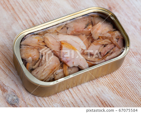 Tin can of canned chopped tuna belly 67075584