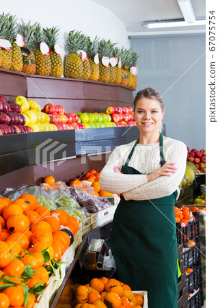 woman selling fresh oranges and fruits 67075754