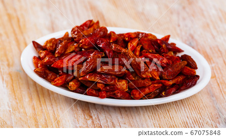 Dried cayenne peppers in bowl Dried cayenne peppers in bowl 67075848