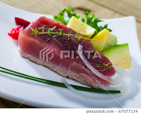 Lightly roasted tuna fillet Lightly roasted tuna fillet 67077134