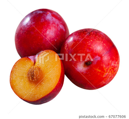 Red plums 67077606