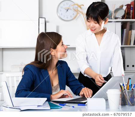 Women working in office 67079557