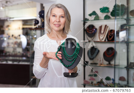 Jewelry store seller offers to buy malachite necklace 67079763