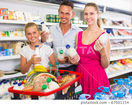 Portrait of young family which is choosing milk Portrait of young family which is choosing milk 67081154