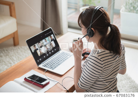 在家做遠程辦公，家庭作業，視頻聊天的日本女人的形象 67083176