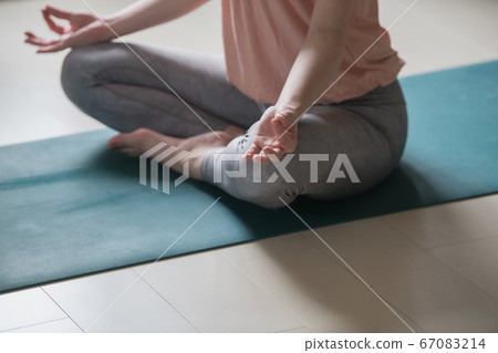 女性正念冥想和瑜伽 67083214