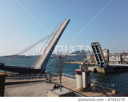 Drawbridge that slowly opens Drawbridge that slowly opens 67083270