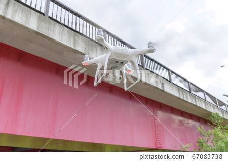 Inspection of bridge by drone (viewed from the ground) 67083738