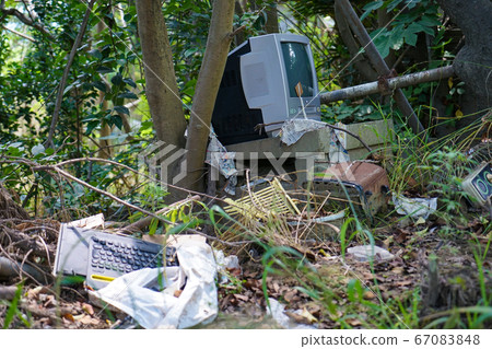 灌木叢中廢棄的電器 灌木叢中廢棄的電器 67083848