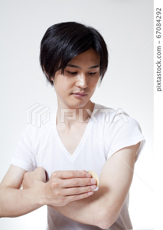 張貼戒菸貼片的男人 張貼戒菸貼片的男人 67084292