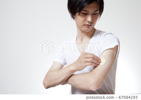張貼戒菸貼片的男人 張貼戒菸貼片的男人 67084293