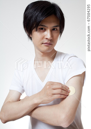 張貼戒菸貼片的男人 張貼戒菸貼片的男人 67084295
