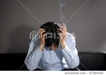 抱著頭的男人 67084302