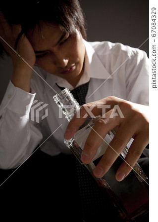 酗酒的商人 67084329