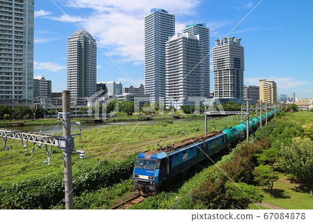 穿越橫濱港未來的高島水道線公園的電力機車EH200 Blue Thunder 67084878