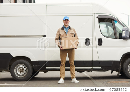 Courier delivering parcels 67085332