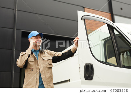 Man shipping the car Man shipping the car 67085338