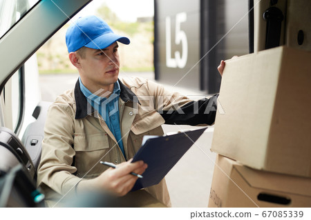 Man delivering parcels 67085339