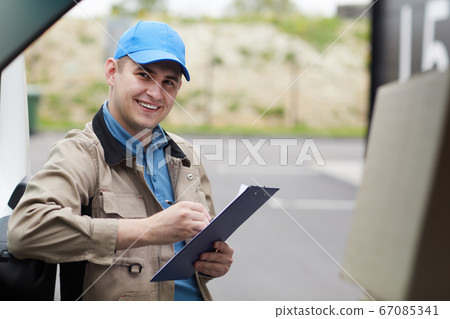 Delivery man working outdoors 67085341