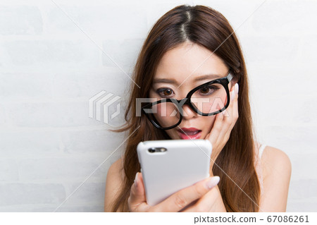 智能手機,驚訝的女人 智能手機,驚訝的女人 67086261
