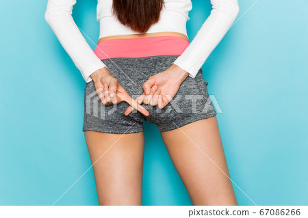A woman who closes up the buttocks and prohibits. 67086266