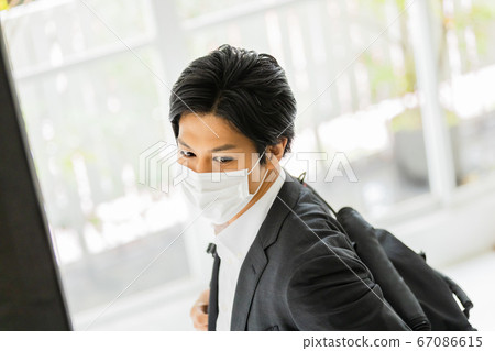 一個戴著面具的年輕人(背著背包) 一個戴著面具的年輕人(背著背包) 67086615