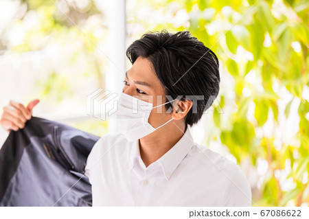 一個戴著面具的年輕人(穿著和脫衣服) 一個戴著面具的年輕人(穿著和脫衣服) 67086622