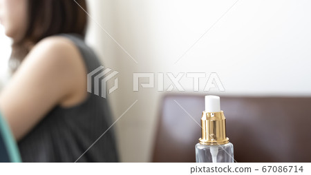 A young woman doing skin care 67086714