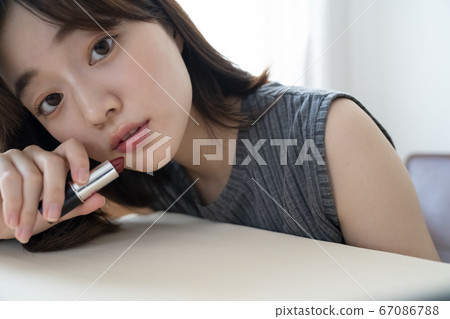 繪嘴唇的少婦 67086788