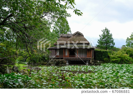 茶室在日本庭院裡 67086881