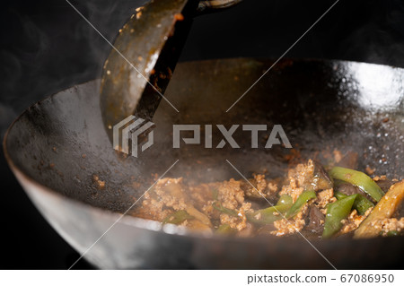 Fry the mapo eggplant in a wok 67086950