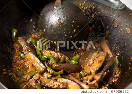 Fry the mapo eggplant in a wok 67086952