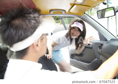 夫婦出去打高爾夫球 67087525