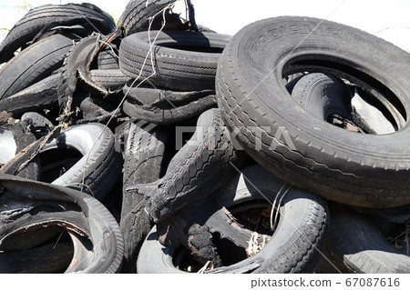 堆舊輪胎被丟棄 67087616