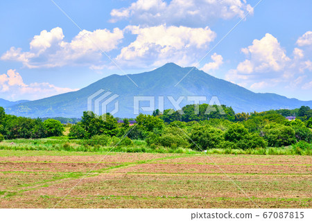 6月12日中午，茨城縣下草市小垣川花卉公園的筑波山 67087815
