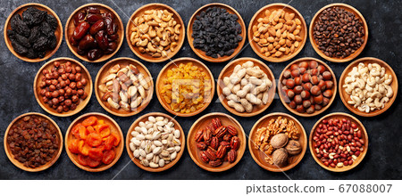 Various dried fruits and nuts 67088007