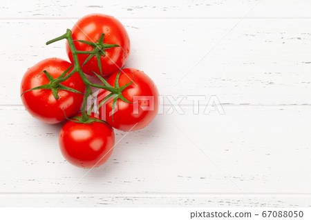 Ripe garden tomatoes 67088050