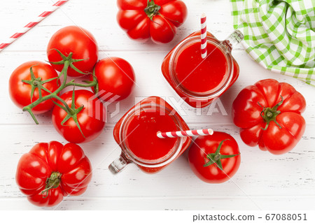 Fresh tomato juice and ripe tomatoes 67088051