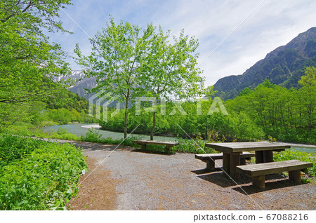 上高地的風景(田代大橋和穗高大橋周圍的絕妙景色) 上高地的風景(田代大橋和穗高大橋周圍的絕妙景色) 67088216