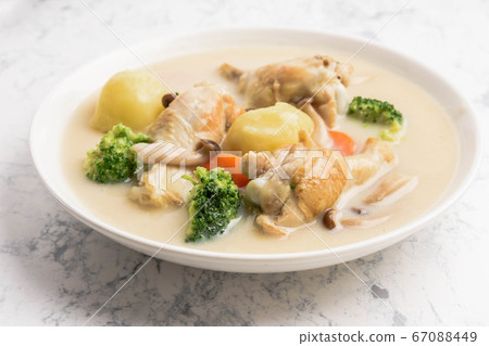 Cream stew with chicken 67088449