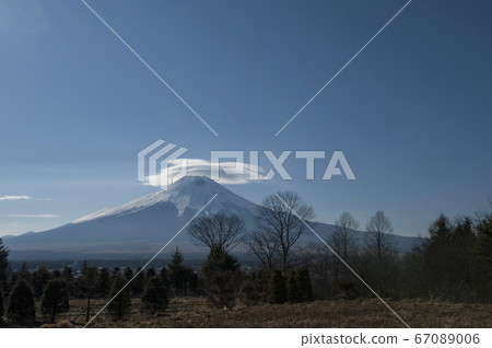 Mino Kasamo and Oshino Village on the summit of Mt. Fuji in the blue sky Mino Kasamo and Oshino Village on the summit of Mt. Fuji in the blue sky 67089006