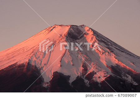Red Fuji and Oshino Village shining red in the early morning of winter 67089007