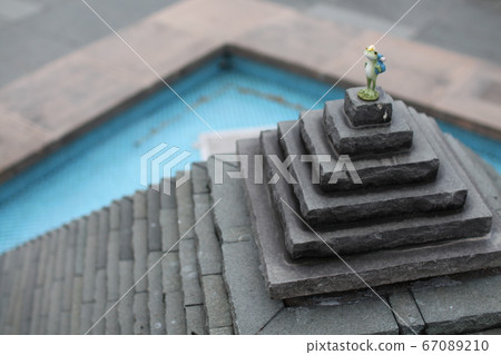 Fountain and frog 1 67089210