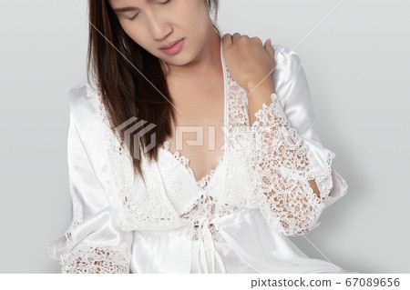 Shoulder pain or dislocated shoulder 67089656