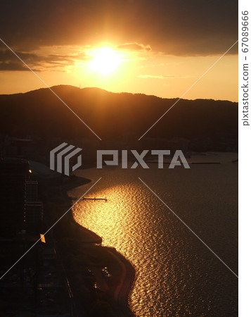 A sunset A sunset 67089666