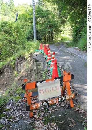 Shoulder attention 67090339