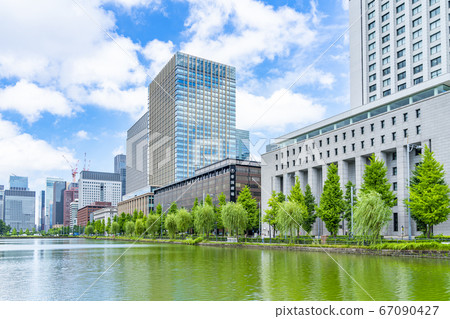 [Tokyo] Office area and moat in Marunouchi with beautiful green 67090427