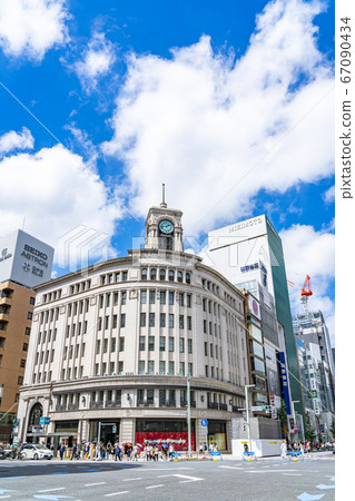 [東京]充滿陽光的銀座四丁目十字路口的風景 67090434