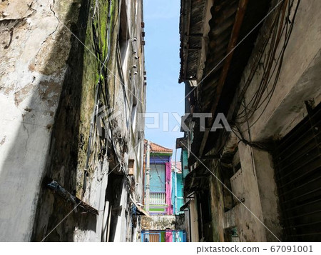 印度尼西亞泗水在舊城區的小巷裡排佈著古老的殖民時期建築 67091001
