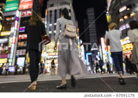 新宿歌舞uki町附近散步的年輕人 67091176